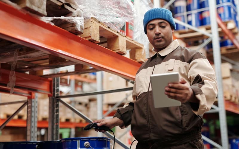 Field service contractor using a tablet to coordinate operational work